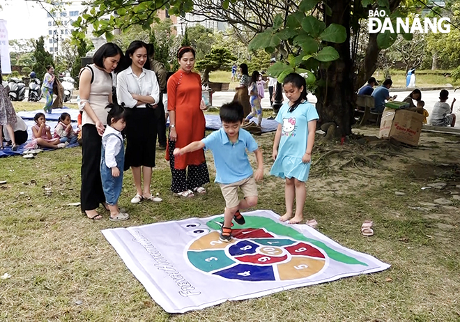 Vietnamese and French folk games sharing many similarities