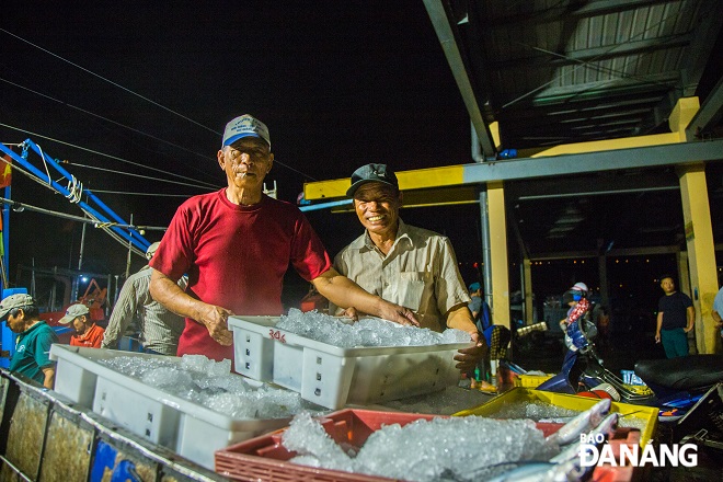 Satisfied smiles of fishermen at the Tho Quang Fishing Port at a large amount of newly-caught flying fish