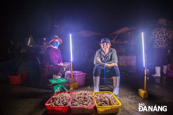 Small traders dealing in all kinds of seafood also feel very happy at a large amount of seafood and convenient trading activities.