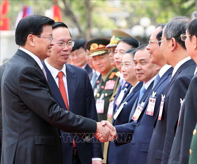 Tổng Bí thư, Chủ tịch nước Lào Thongloun Sisoulith với các thành viên chính thức Đoàn đại biểu cấp cao Việt Nam. Ảnh: TTXVN