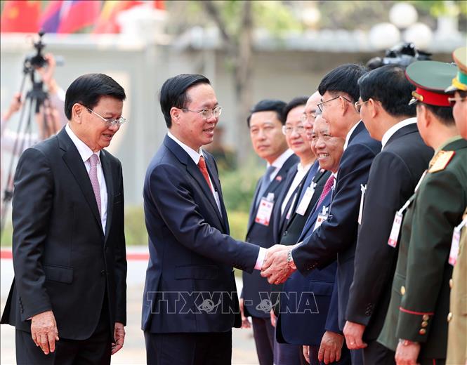 Chủ tịch nước Võ Văn Thưởng với các thành viên Đoàn đại biểu cấp cao Lào. Ảnh: Thống Nhất/TTXVN