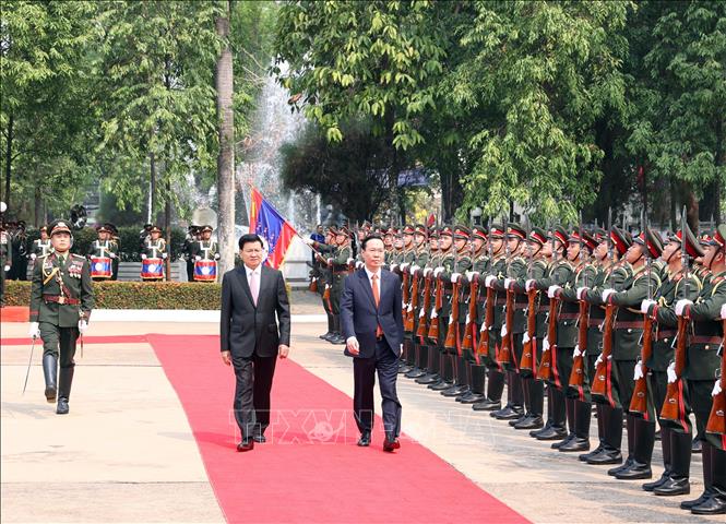 Chủ tịch nước Võ Văn Thưởng và Tổng Bí thư, Chủ tịch nước Lào Thongloun Sisoulith duyệt đội danh dự. Ảnh: TTXVN