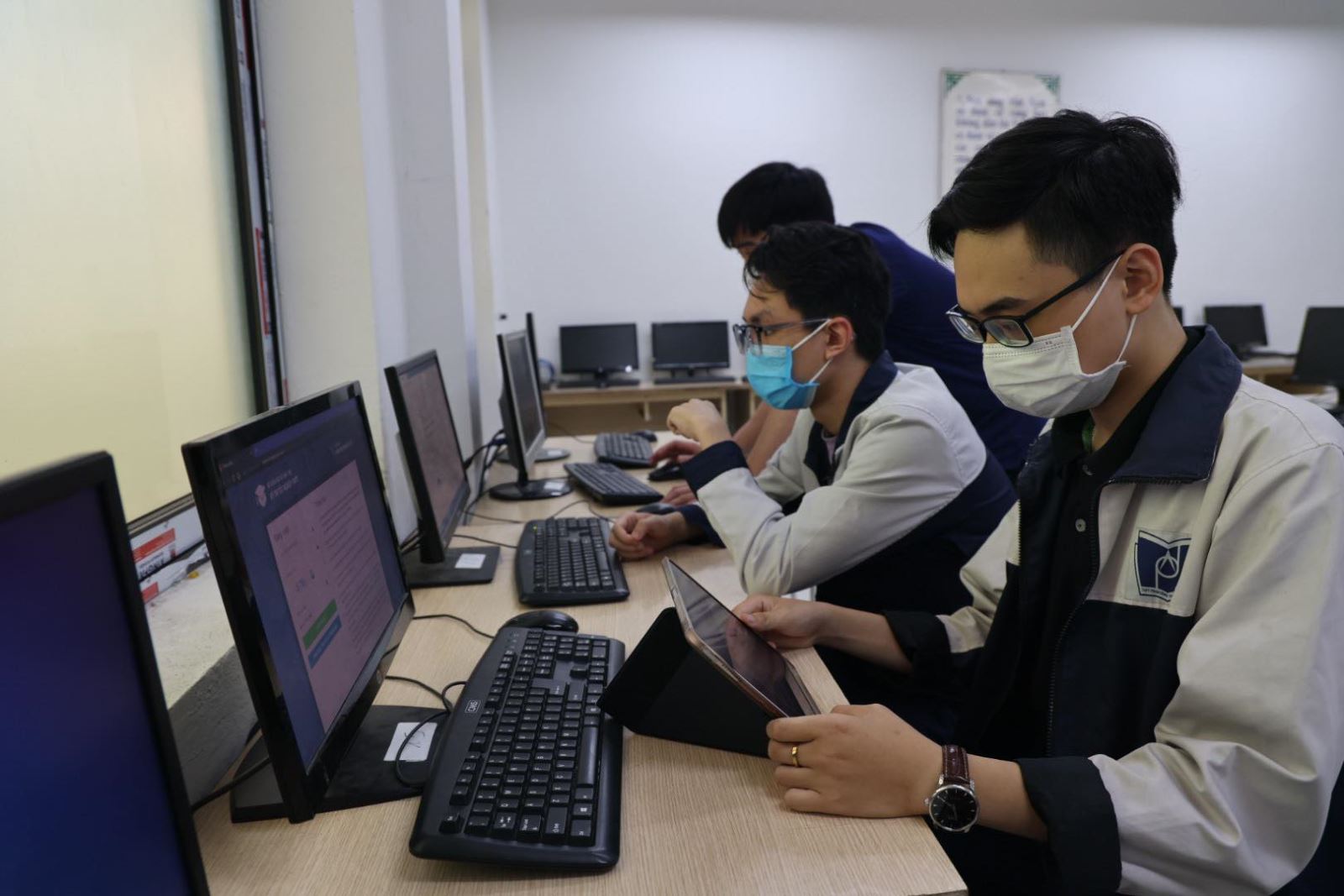 Học sinh Trường THPT Phan Đình Phùng (Hà Nội) đăng ký dự thi trên hệ thống quản lý thi của Bộ GD&ĐT năm 2022. Ảnh:Báo Tin tức