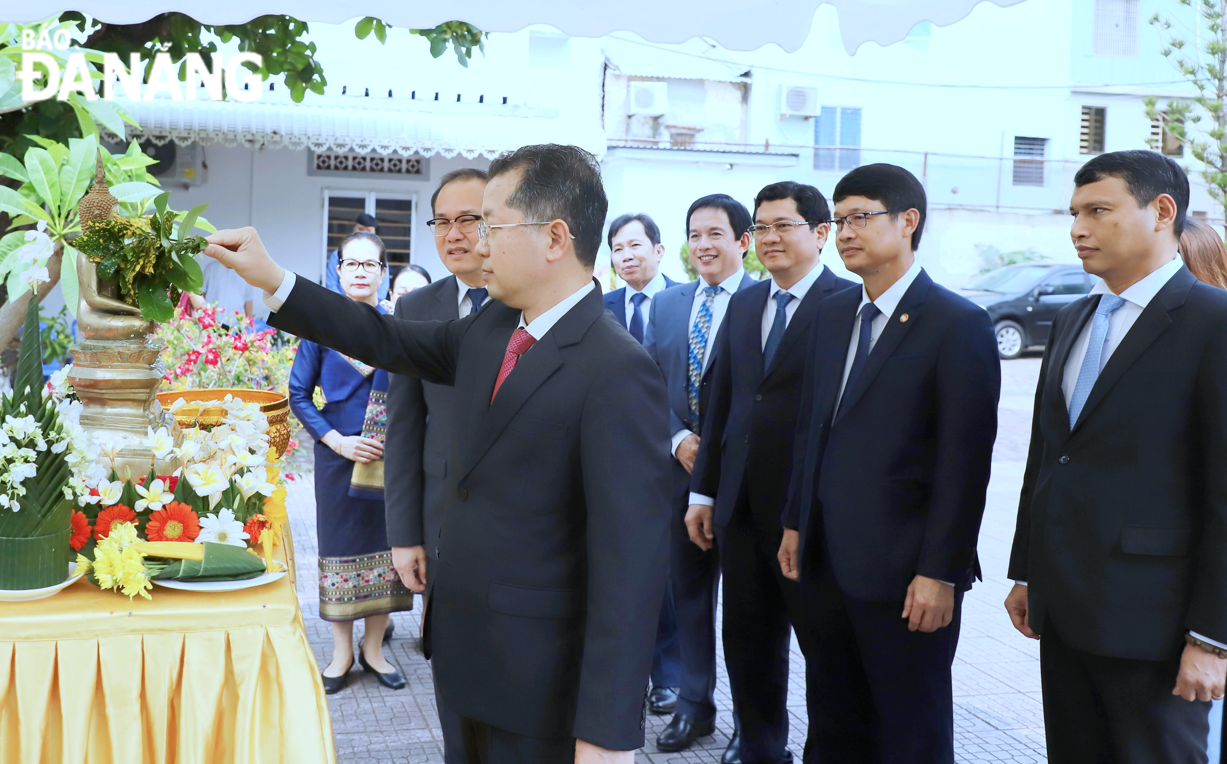 Da Nang Party Committee Secretary Nguyen Van Quang performing the ritual bathing of the Buddha. Photo: NGOC PHU