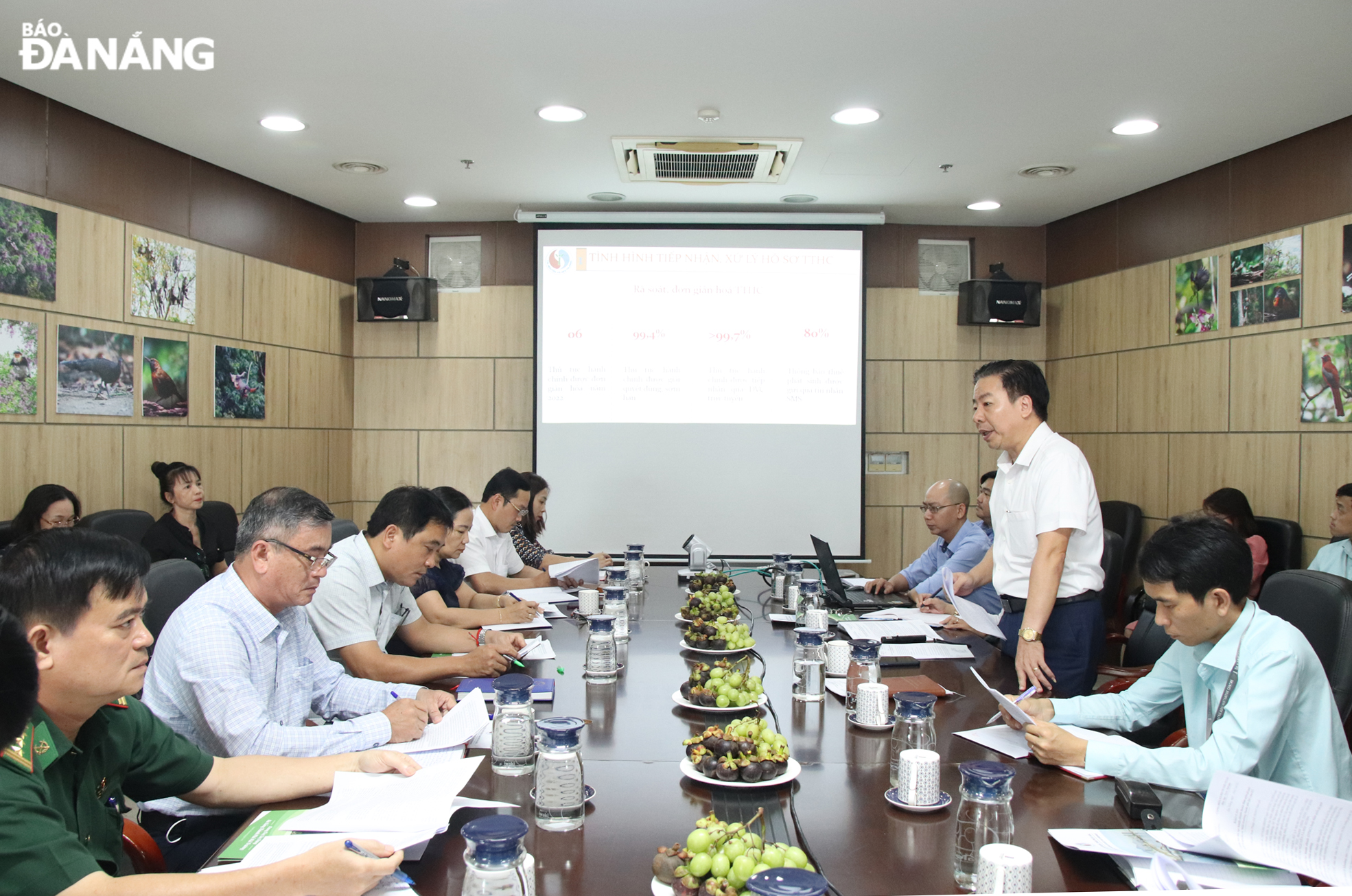 Phó Giám đốc Sở Tài nguyên và Môi trường Nguyễn Quang Vinh báo cáo tại buổi làm việc. Ảnh: TRỌNG HUY