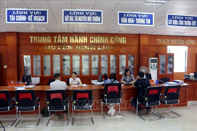 Người dân đến làm thủ tục tại Trung tâm Hành chính công huyện Bình Liêu, Quảng Ninh. Ảnh: Đức Hiếu/TTXVN