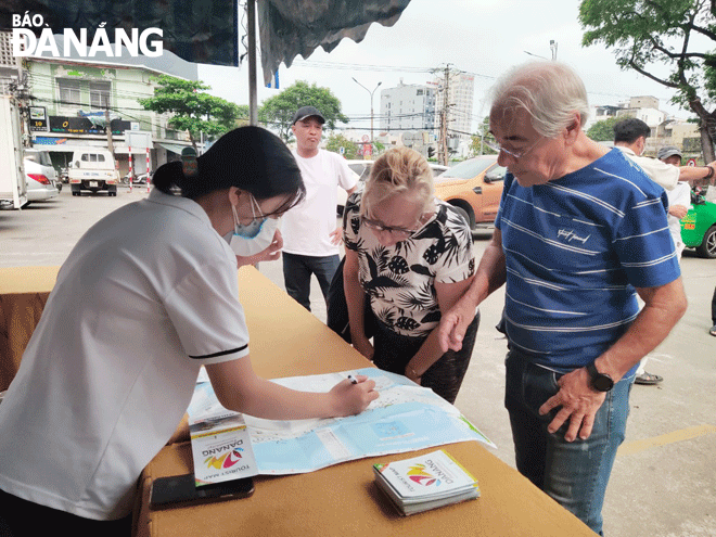 Cruise ship passengers are receiving information instructions at the area in front of Trung Vuong Theater. Photo: T.H