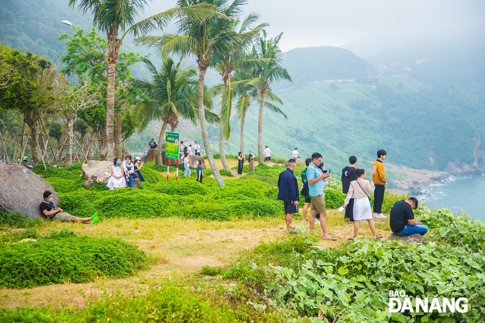 As recorded on the afternoon of April 12, although it is the middle of the week, there are still a lot of visitors to Son Tra Peninsula.