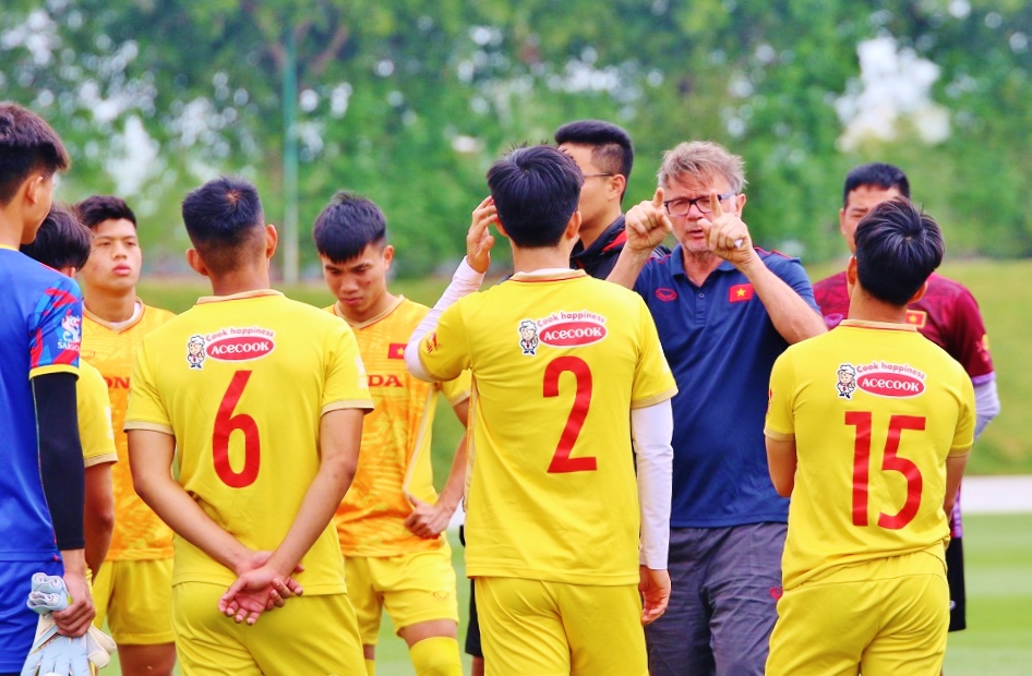 HLV Troussier cùng các học trò sẽ tập luyện tại Bà Rịa - Vũng Tàu trước khi sang Campuchia tham dự SEA Games 32. Ảnh: VFF