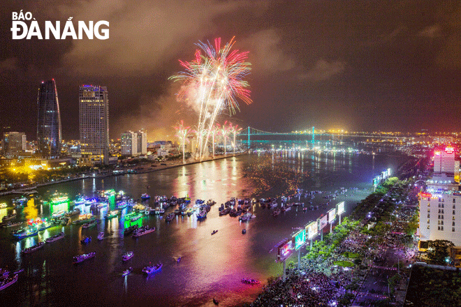 Many residents and visitors are starting to look forward to the Da Nang International Fireworks Festival 2023. IN PHOTO: An international fireworks display in 2019. Photo: LE HUY TUAN