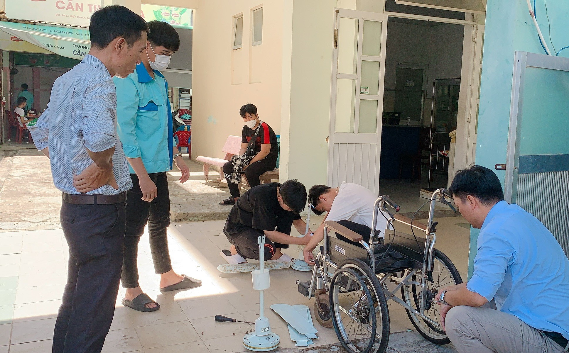 Lecturers and students from the Da Nang Junior Vocational College dedicate themselves to repairing wheelchairs for the disabled. Photo: T.V