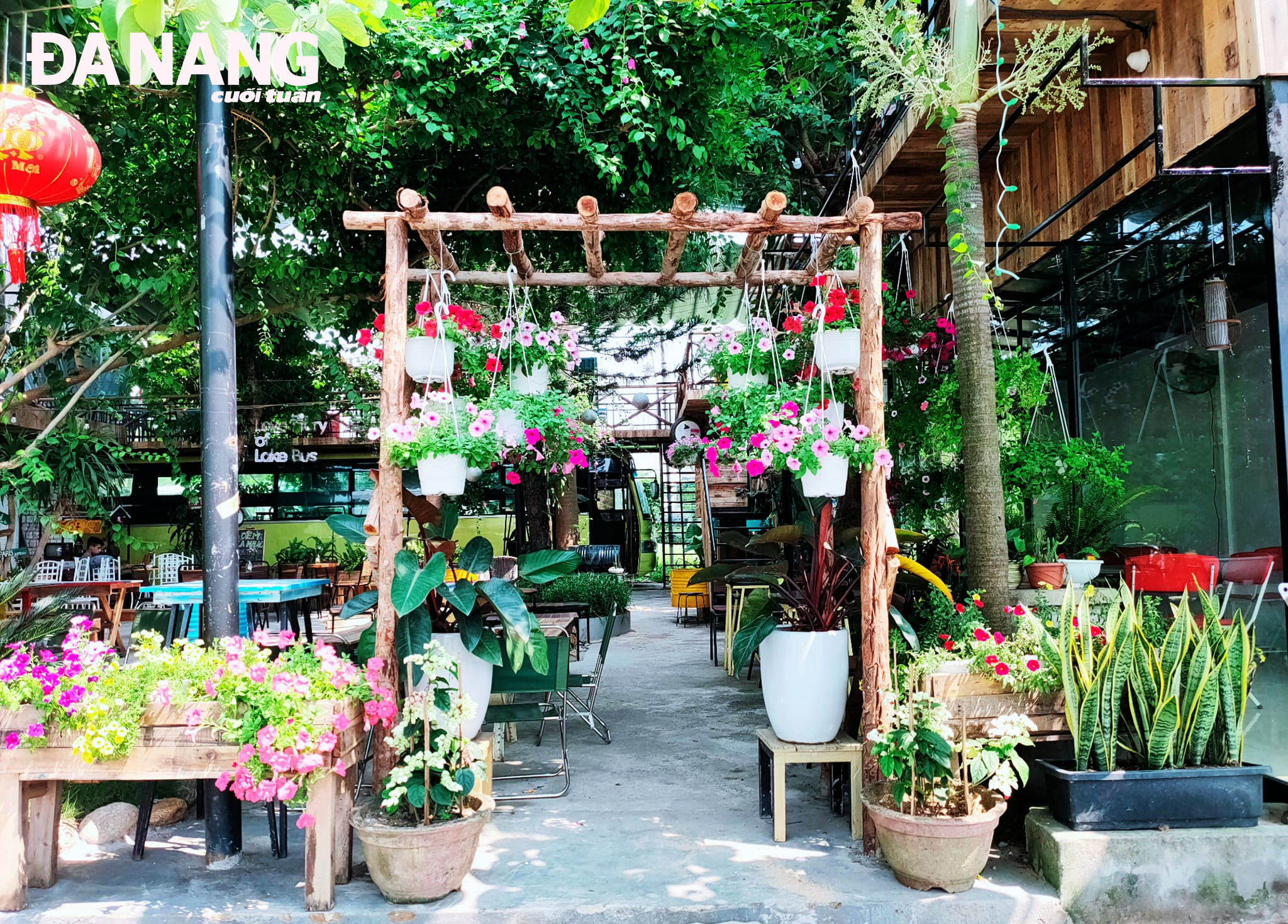 Outdoor seating space of Lakebus is filled with lush green trees. Photo: Huynh Le