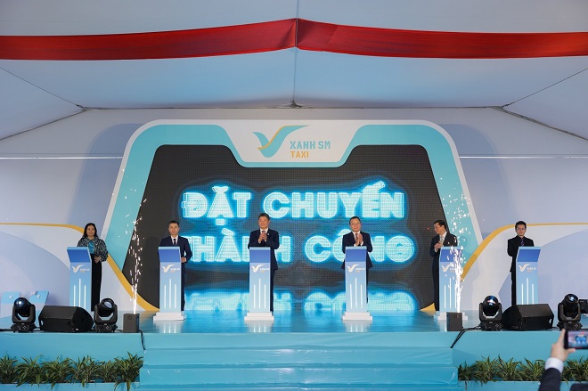 Các đại biểu thực hiện nghi thức bấm nút khai trương hãng taxi thuần điện đầu tiên tại Việt Nam - Xanh SM.