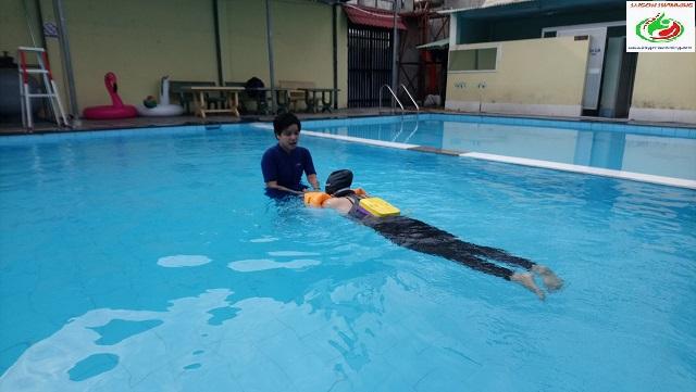 Dạy bơi kèm riêng là giải pháp giúp học bơi nhanh và hiệu quả.