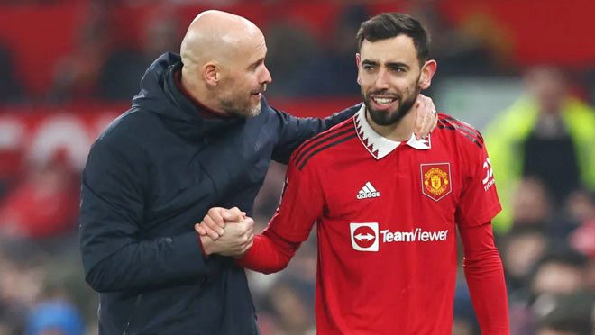 HLV Erik ten Hag và Bruno Fernandes sau trận thắng Everton. Ảnh: 90min