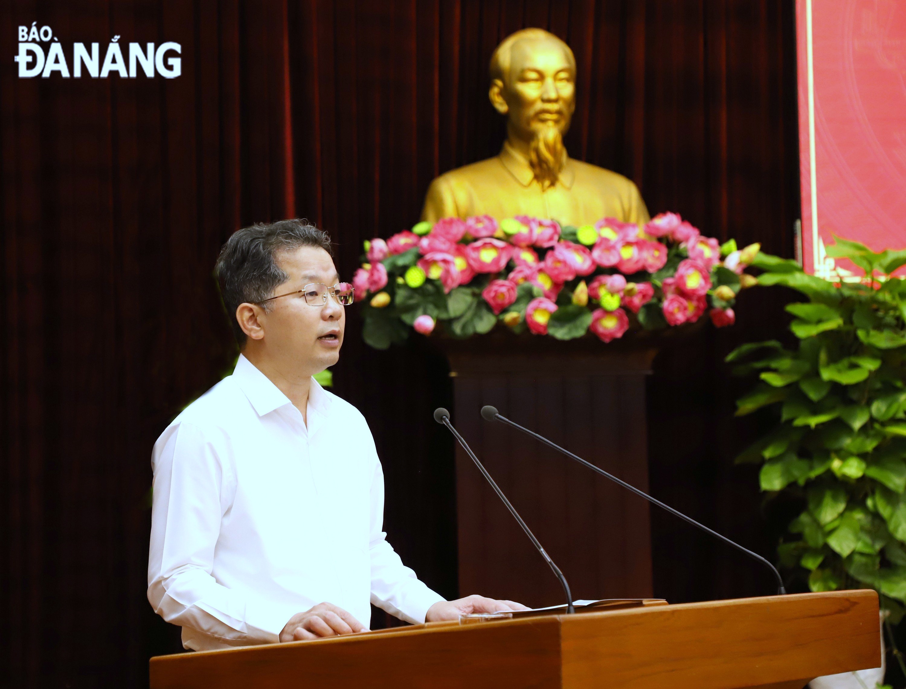 Municipal Party Committee Secretary Nguyen Van Quang speaking at the meeting