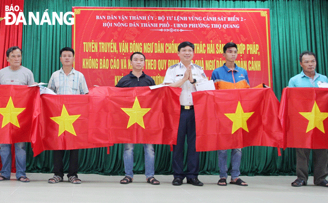 The Region 2 Coast Guard High Command presented the national flag to fishermen in Tho Quang Ward, Son Tra District). Photo: X.HAU