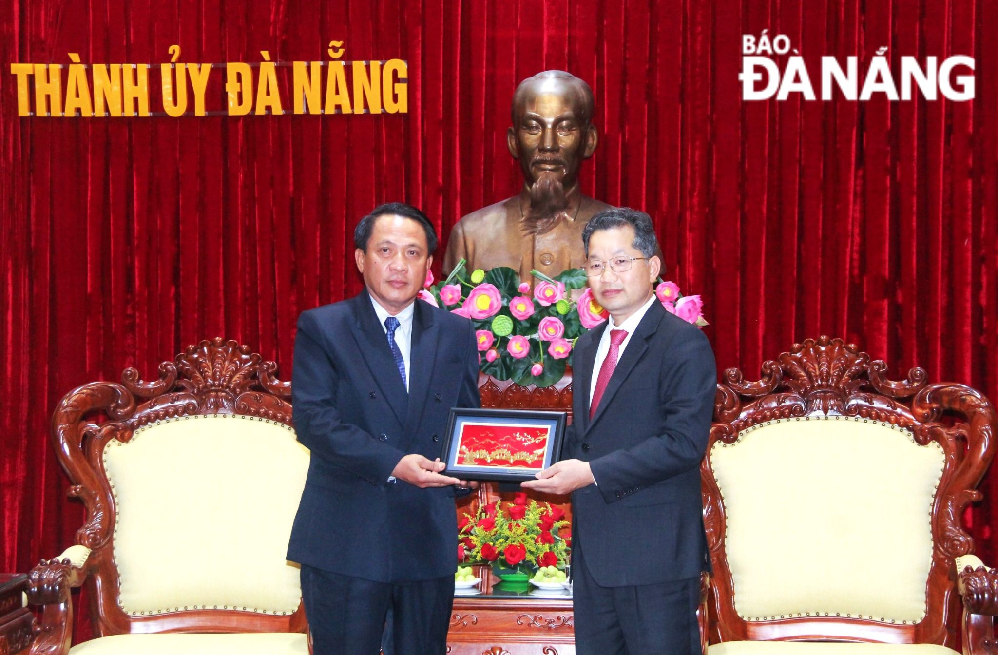 Secretary of the Da Nang Party Committee Nguyen Van Quang (left) giving a souvenir to Secretary and Governor of Savannakhet Province Bounchom Ubonpaseuth. Photo: T.PHUONG