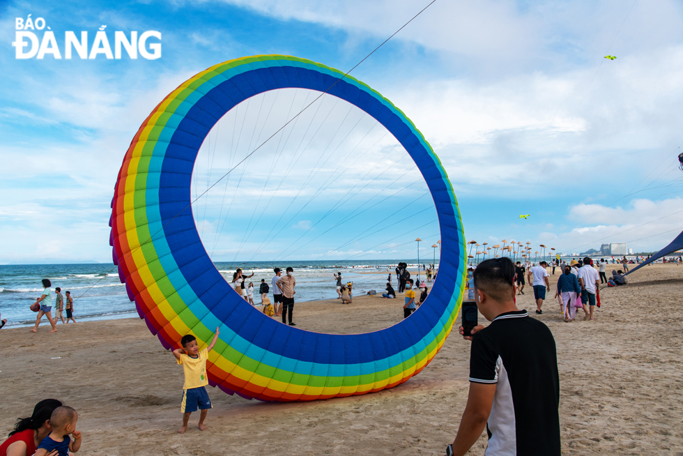 Beaches in Da Nang are crowded with visitors