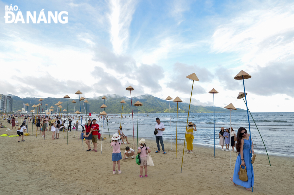 Many tourists to Da Nang choose beaches as places to have fun and relax