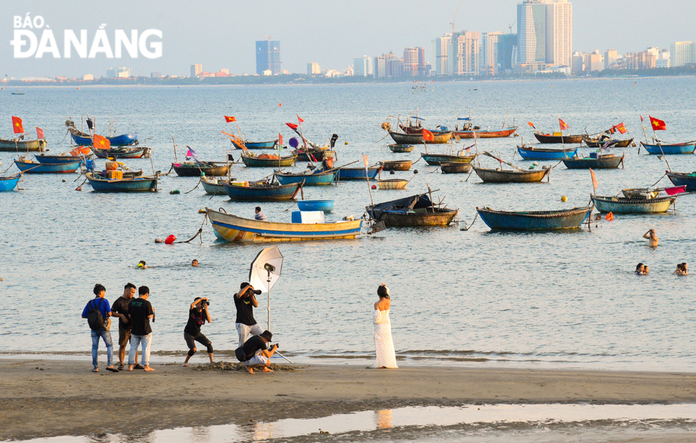 Beaches in Da Nang are increasingly becoming more vibrant as welcoming a large number of visitors 