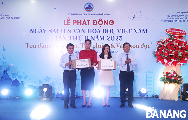 The Da Nang Writers' Association and the Da Nang Publishing House present bookcases to the library of the Phan Chau Trinh Senior High School and the Da Nang General Science Library at the launching ceremony of the 2nd Viet Nam Book and Reading Culture Day in 2023. Photo: X.D