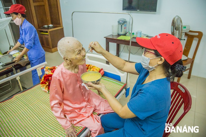 Các cụ được cán bộ, nhân viên tại Trung tâm Phụng dưỡng người có công cách mạng thành phố Đà Nẵng tận tình chăm sóc từ bữa ăn đến giấc ngủ hằng ngày.