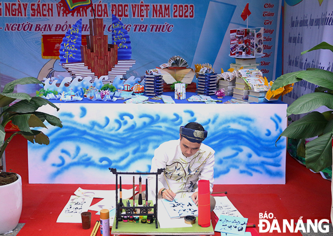 Calligraphy writing and donation activities took place at the programme to celebrate the Viet Nam Book and Reading Culture Day 2023 in Thanh Khe District. Photo: X.D