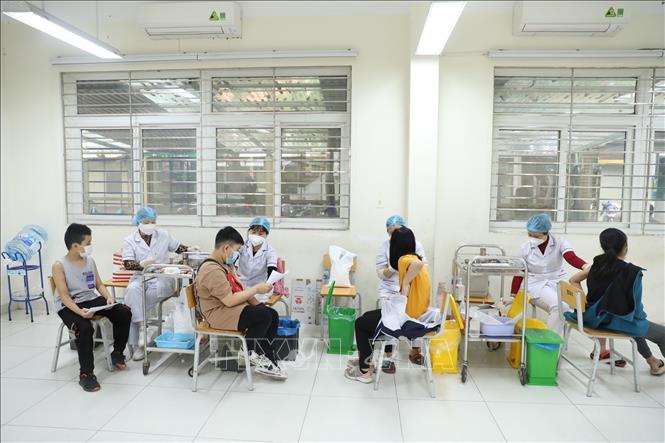 Tiêm vaccine phòng COVID-19 giúp trẻ tránh mắc bệnh, tránh các hậu quả lâu dài của bệnh, giúp trẻ đến trường an toàn, tham gia các hoạt động xã hội và phát triển khỏe mạnh. Ảnh: Minh Quyết/TTXVN