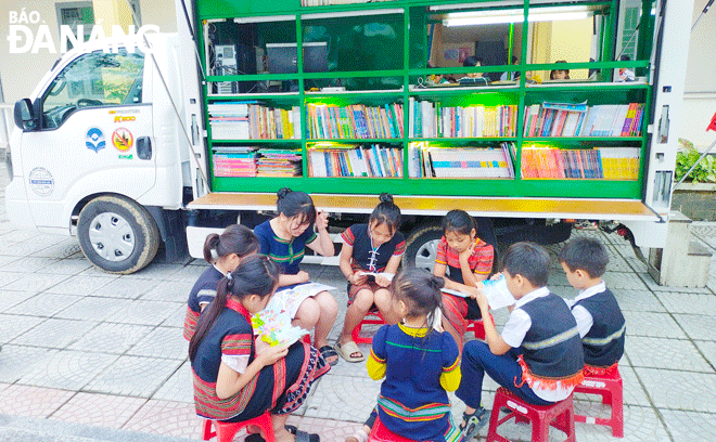 Pupils of the Hoa Bac Primary School based in Hoa Vang District reading books at the mobile library truck. Photo: X.D