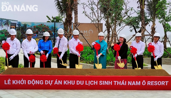 Leaders of Da Nang, Lien Chieu District and Trung Thuy Group shoveled mounds of dirt during the ceremonial groundbreaking event for the Nam O eco-tourism area project on Sunday morning. Photo: PV