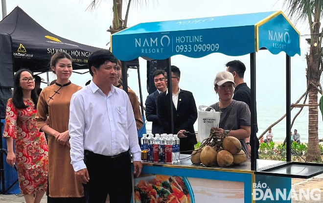 Da Nang Party Committee Deputy Secretary cum the municipal People's Council Chairman Luong Nguyen Minh Triet visited the snack street in a public park at the end of Nguyen Tat Thanh Street.