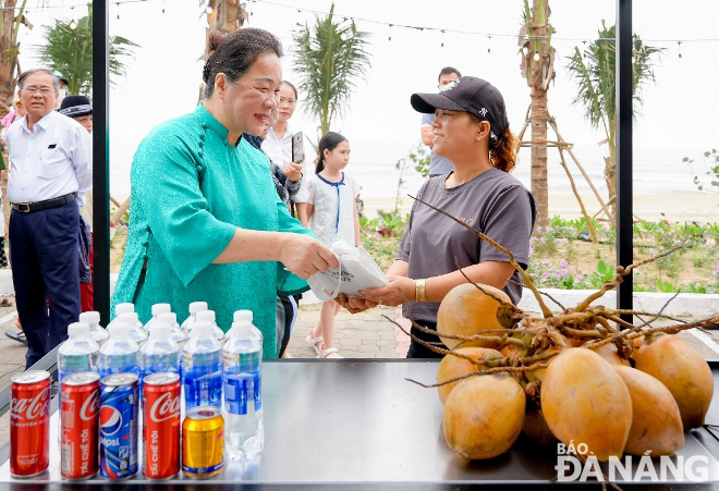 A leader of the Trung Thuy Group gave career support to locals