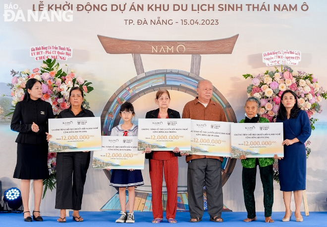 A leader of the Trung Thuy Group presented gifts to disadvantaged households in Nam O area.