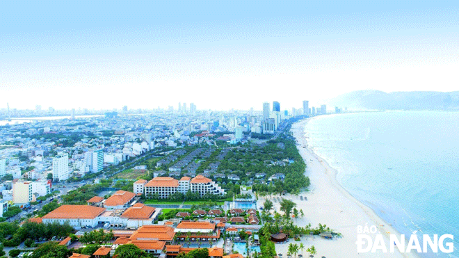 Da Nang is strongly developing urban infrastructure, and investing in new urban areas with architectural styles that blends with nature. IN PHOTO: High-class resort real estate projects have been developed in the coastal urban area of My An Ward, Ngu Hanh Son District. Photo: NAM PHUONG