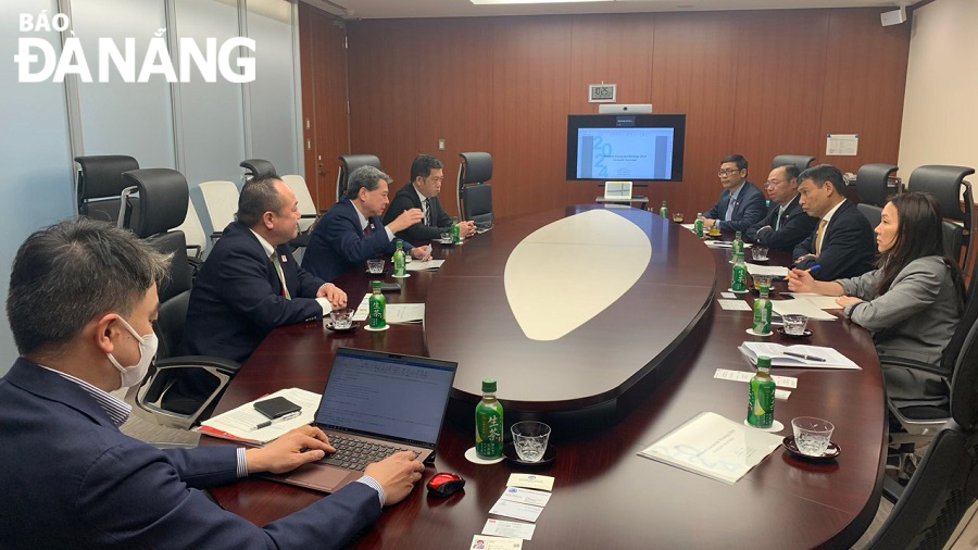 As part of his business trip to Japan, on March 31, Da Nang People's Committee Vice Chairman Ho Ky Minh (2nd, right) visited and worked with the leaders of Mitsubishi Corporation to directly promote the investment attraction in Da Nang. Photo courtesy of IPA Danang