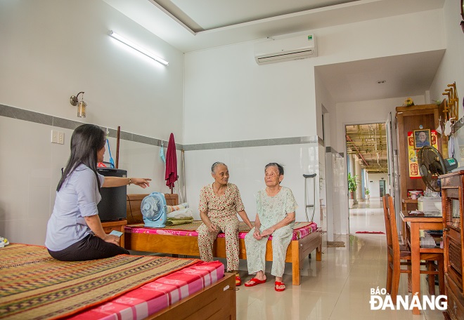 The elderly live in fully furnished rooms.