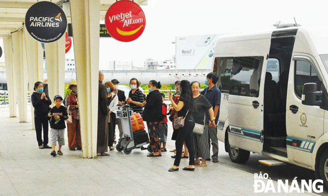 The public travel demand during the holidays has increased up and businesses have also increased service provision. Passengers are seen arriving in Da Nang by air. Photo: T.L