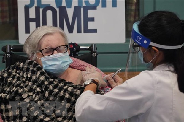 Tiêm vaccine ngừa Covid-19 cho người cao tuổi tại New York, Mỹ. (Ảnh: AFP/TTXVN)