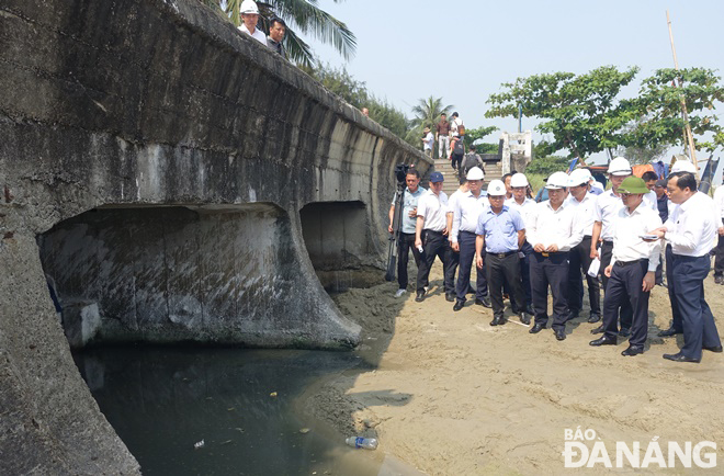 Lãnh đạo thành phố kiểm tra khu vực cửa xả nước mưa ra biển ở đối diện ngã ba đường Nguyễn Tất Thành - Tôn Thất Đạm.