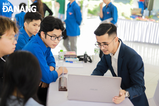 Mr. Nguyen Ky Vien, Vice Dean of the Faculty of Tourism, the University of Economics (first right) talking with young students about careers.