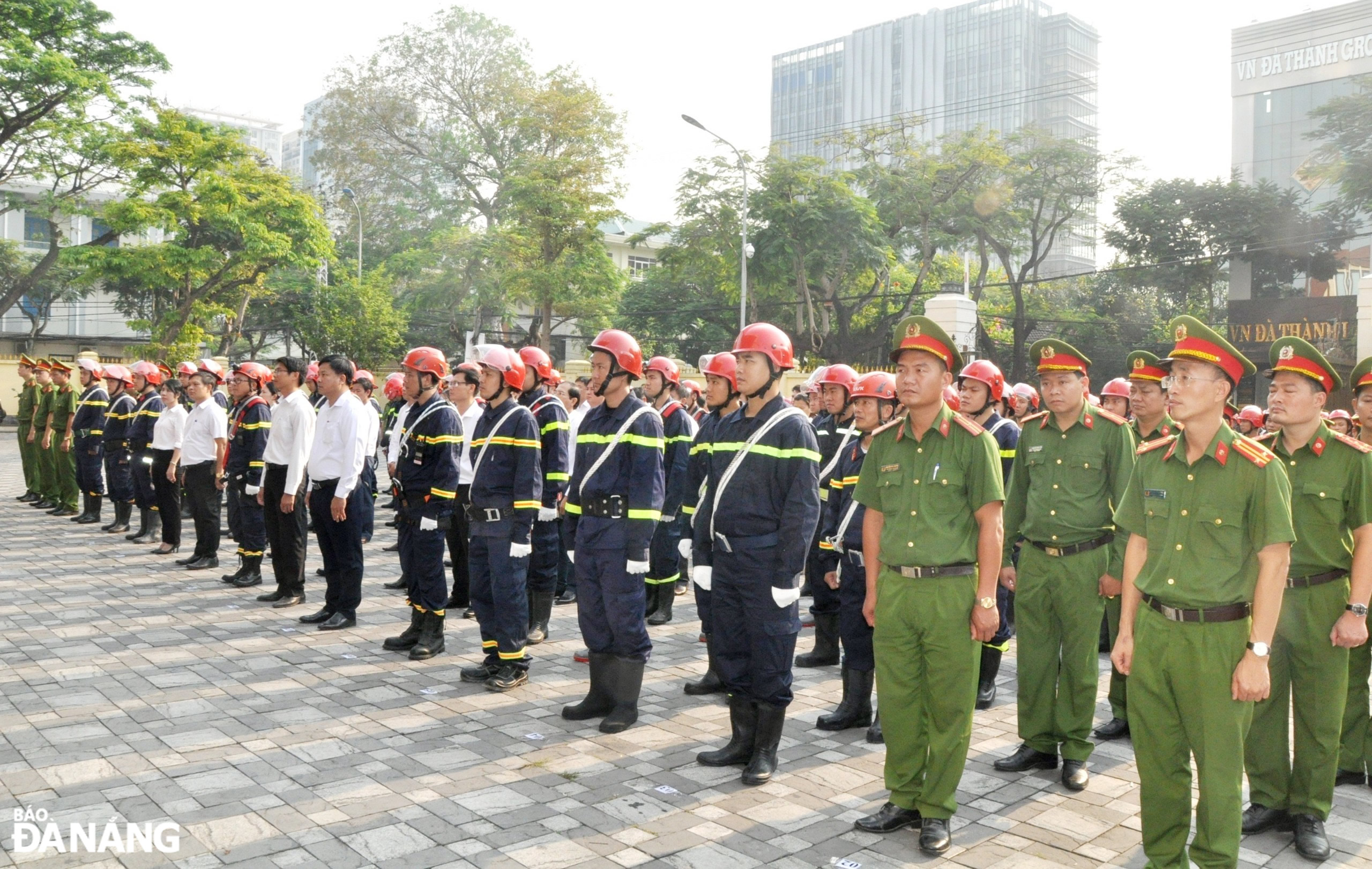 Cán bộ, chiến sĩ Công an thành phố và các ban, ngành, đoàn thể, địa phương trên địa bàn thành phố ra quân thực hiện đợt cao điểm. Ảnh: LÊ HÙNG