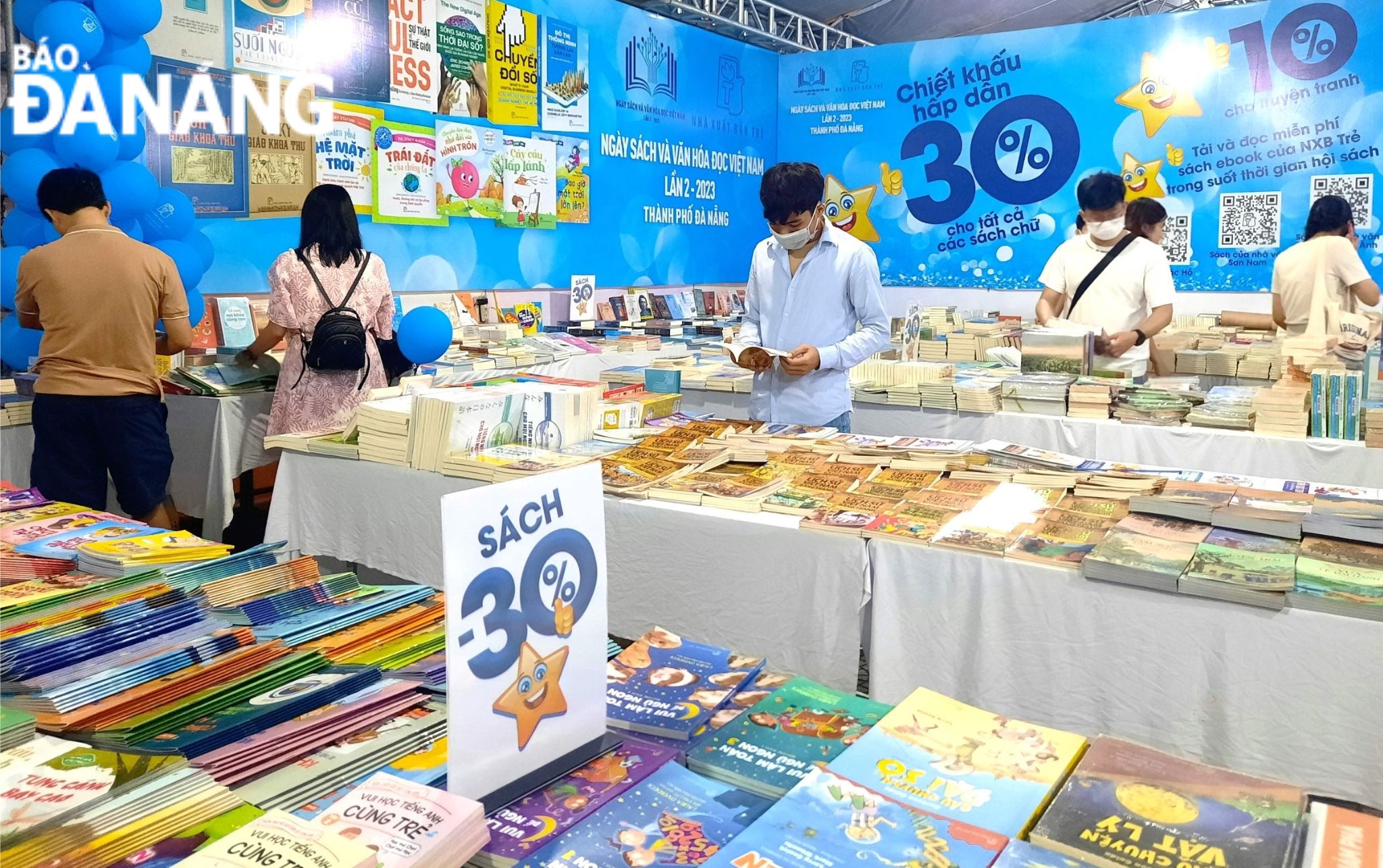 Readers visit and buy books at the Son Tra Book Fair in 2023. Photo: X.D