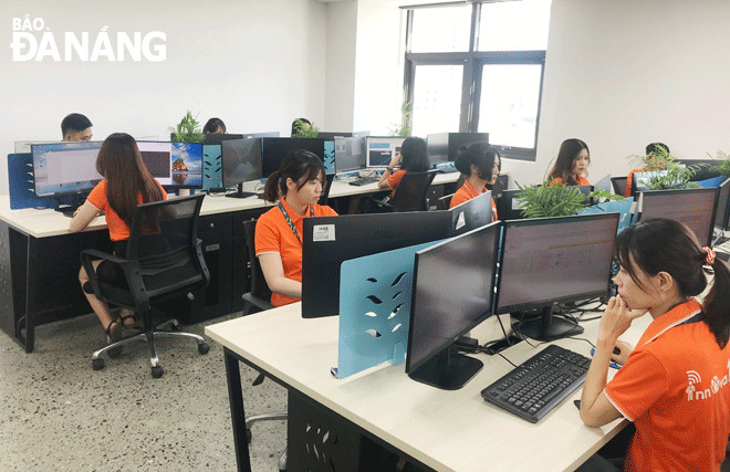 Enterprises often organise training courses to improve the qualifications of existing staff. Employees of the FPT Software Central Region Co., Ltd. are at work. Photo: M.Q