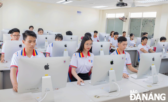 IT enterprises strengthen cooperation with universities to improve students' qualifications and skills. Students from the Viet Nam - Korea University of Information and Communication Technology are seen at a practice session. Photo: M.Q