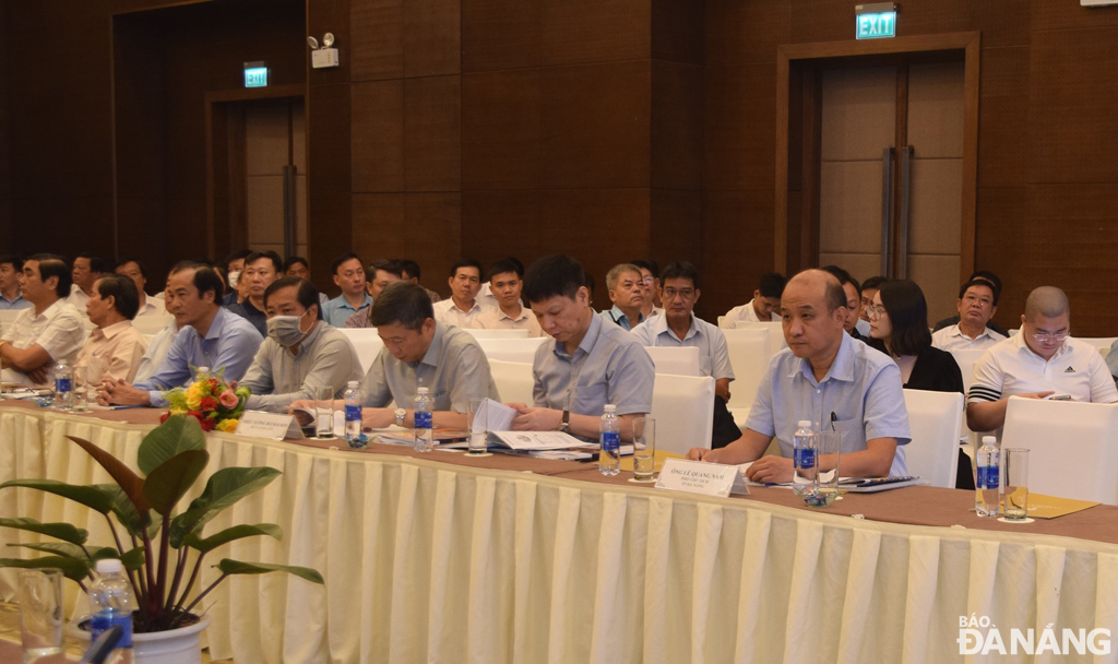 Phó Chủ tịch UBND thành phố Lê Quang Nam (hàng đầu, bên phải) tham dự hội nghị. Ảnh: HOÀNG HIỆP