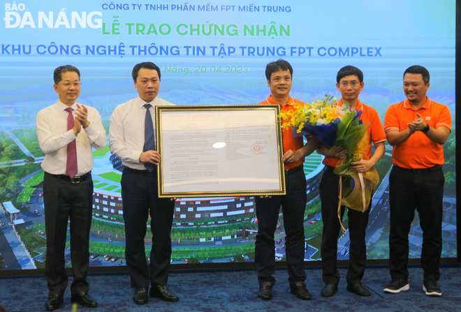 Deputy Minister of Information and Communications Nguyen Huy Dung (2nd, left) and Da Nang Party Committee Secretary Nguyen Van Quang presented the decision certificate to the representative of FPT Corporation. Photo: M.Q