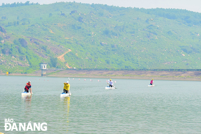 Athletes compete in the men's 200m single scull event. Photo: PN