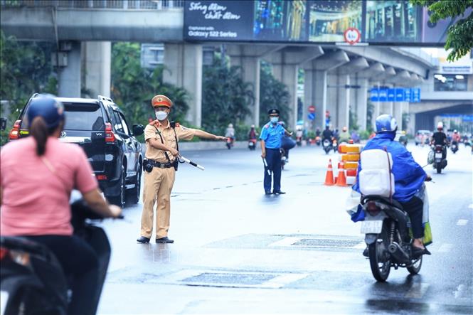 Lực lượng CSGT và Thanh tra giao thông tổ chức hướng dẫn phân làn các phương tiện trên đường Nguyễn Trãi, Hà Nội. Ảnh tư liệu: TTXVN