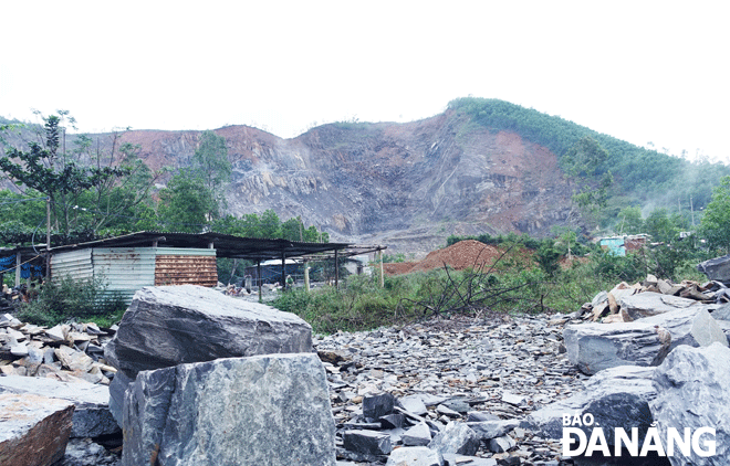 Một mỏ đá tại huyện Hòa Vang đang được khai thác đất ở tầng phủ và khai thác đá để cung cấp vật liệu phục vụ thi công các công trình trọng điểm. Ảnh: HOÀNG HIỆP